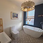 Будинок відпочинку East Lynne House By Cliftonvalley *