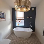 East Lynne House By Cliftonvalley