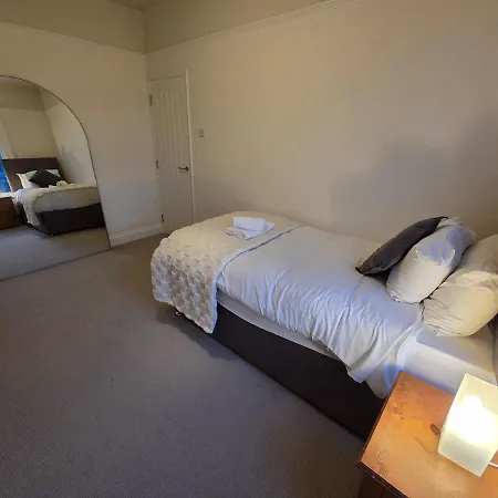 East Lynne House By Cliftonvalley