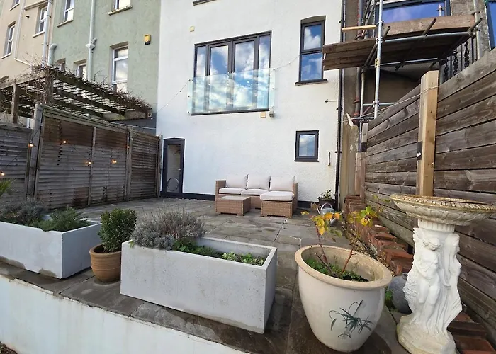 East Lynne House By Cliftonvalley