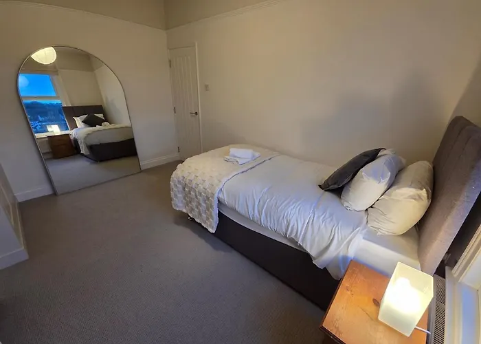 East Lynne House By Cliftonvalley